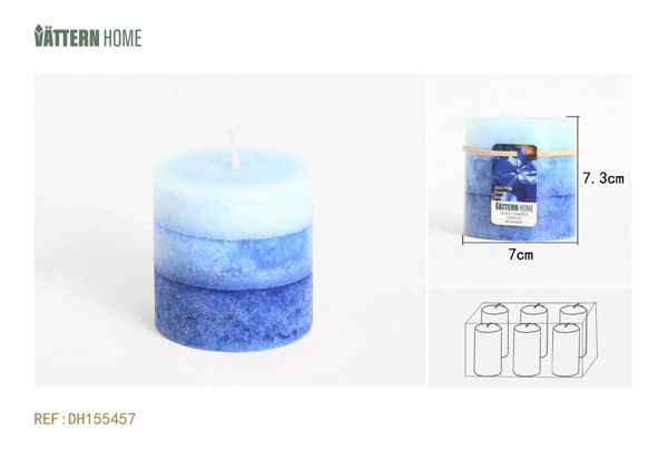 Vela de tres colores en forma de pilar de 7 x 7,3 cm con aroma a jazmín (azul) que dura 30 horas