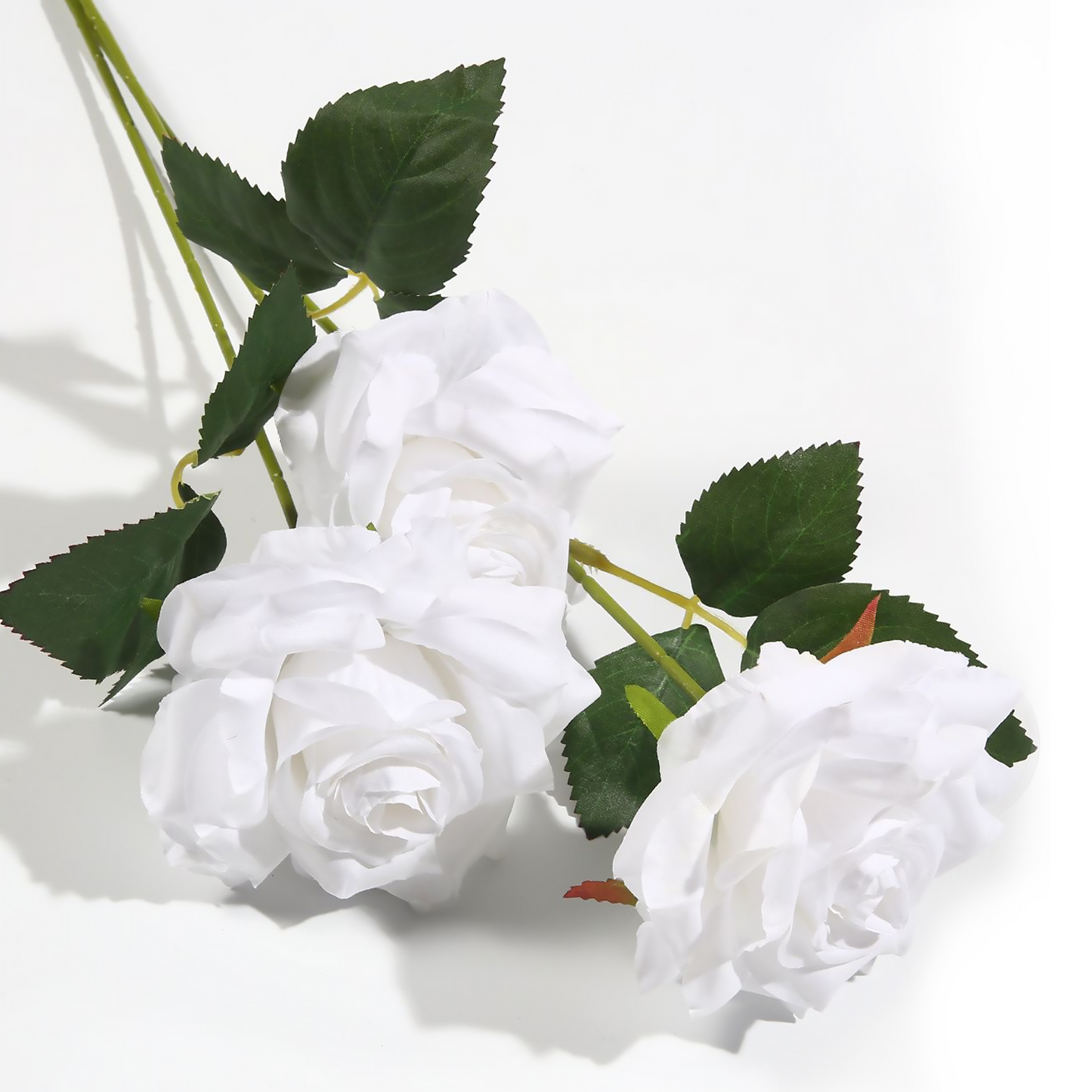 3 rosas blancas rizadas en forma de corazón de 72 cm